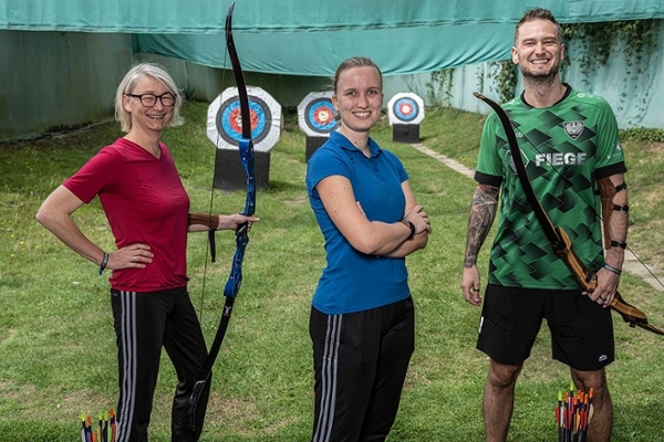 Mit der Armbrust auf eine Zielscheibe schießen Mit der Armbrust auf eine Zielscheibe schießen
