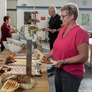 Patientin und Patient der Klinik Münsterland holen gerade ihr Frühstück Patientin und Patient der Klinik Münsterland holen gerade ihr Frühstück