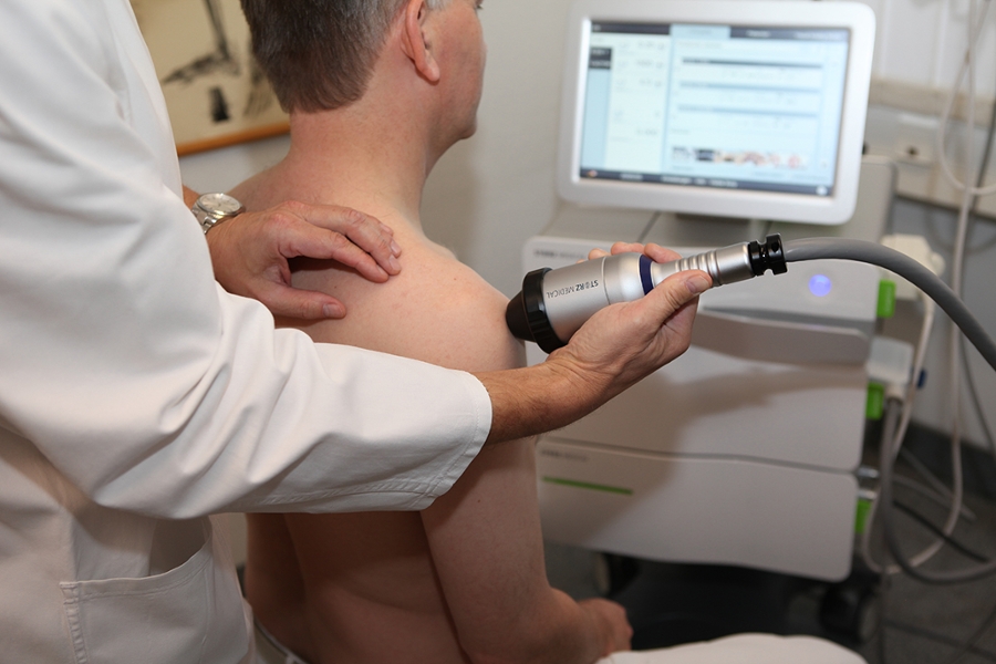 Ein Patient wird mit der Stoßwellentherapie behandelt Ein Patient wird mit der Stoßwellentherapie behandelt
